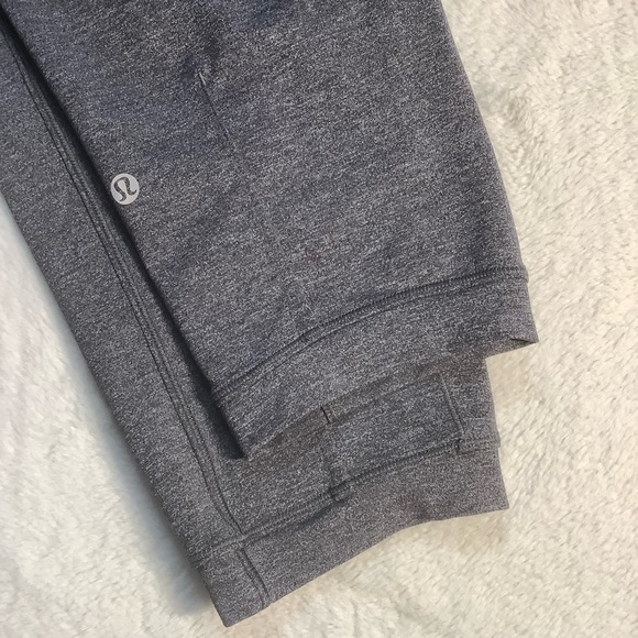 LULULEMON GREY CAPRIS WITH FRONT POCKETS/ Size Small - Picture 5 of 7
